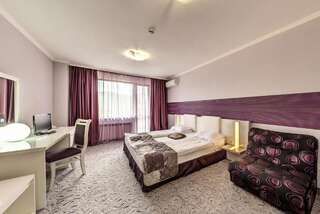 Отель Enira Spa Hotel Велинград Двухместный номер с 1 кроватью и балконом (для 2 взрослых и 1 ребенка в возрасте до 12 лет)-1