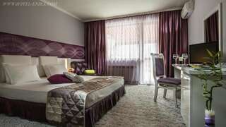 Отель Enira Spa Hotel Велинград Двухместный номер с 1 кроватью или 2 отдельными кроватями и балконом-1